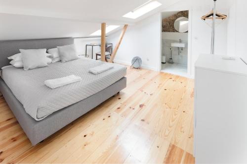Room Lusíadas with private bathroom, Лиссабон