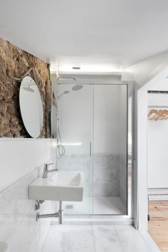 Room Lusíadas with private bathroom 3