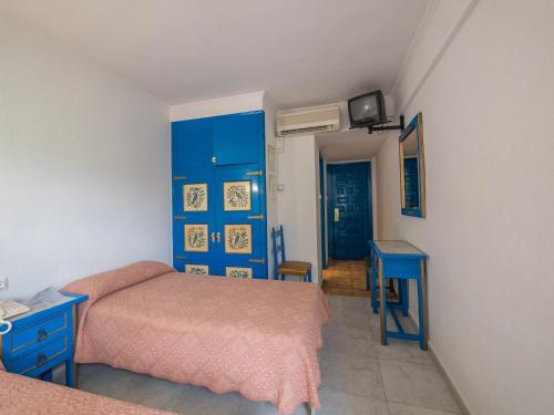 3 twin beds