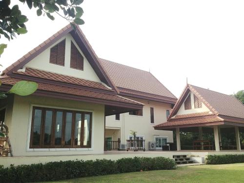 Entrance, Thararin Villa near Wat Doem Bang