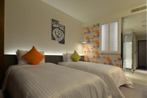 Deluxe Twin Room image 5