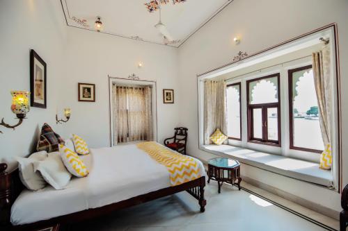 Hotel Devraj Niwas on Lake Pichola