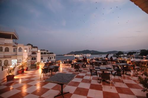 Hotel Devraj Niwas on Lake Pichola