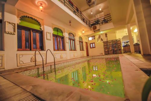 Hotel Devraj Niwas on Lake Pichola