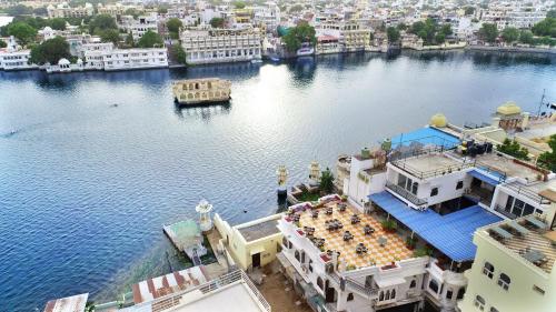 Hotel Devraj Niwas on Lake Pichola