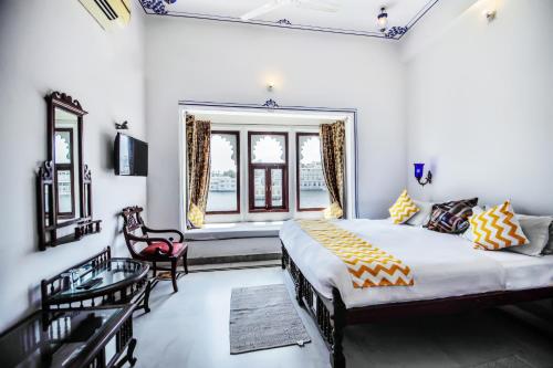 Hotel Devraj Niwas on Lake Pichola