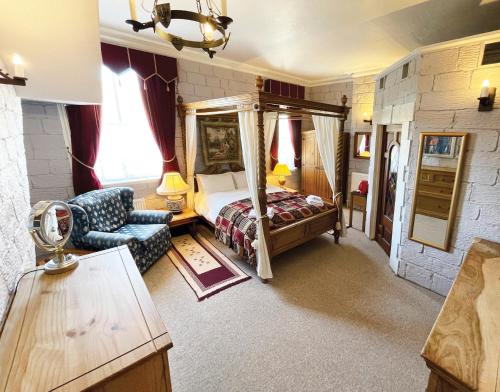 Double room, four poster