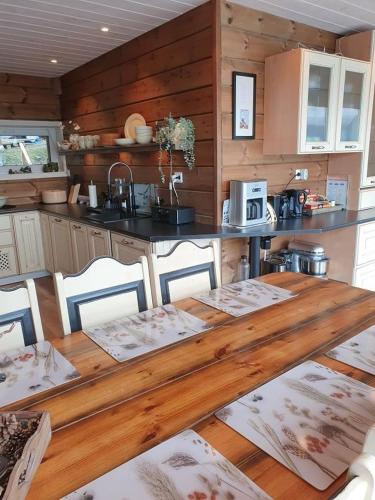 บริการและสิ่งอำนวยความสะดวก, Småstranda Fjord Lodge (Smastranda Fjord Lodge) in ฮอร์นินดาล