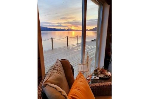 ทัศนียภาพ, Småstranda Fjord Lodge (Smastranda Fjord Lodge) in ฮอร์นินดาล