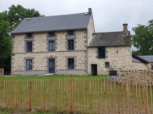 Gîte Lepetit Sabotier grande capacité Puy de Dôme gîte à louer Verneugheol