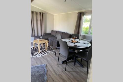 Cheerful and relaxing chalet Viena(Park deHorn824) in Dirkshorn