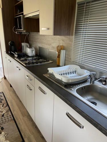 Konyha, Cheerful and relaxing chalet Viena(Park deHorn824) in Dirkshorn