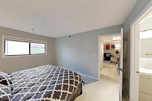 PowderWood Retreat - Pool Hot Tub & Tennis condo - image 10