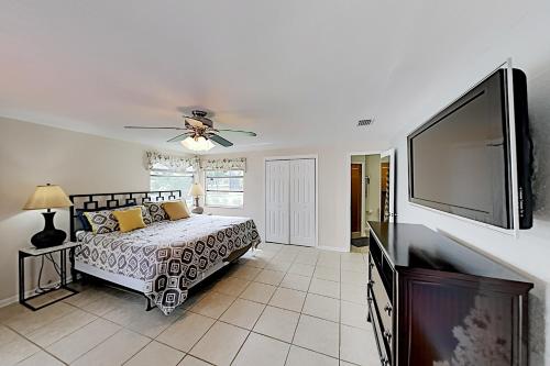 The Shady Magnolia - Waterfront Lanai Heated Pool home - image 11