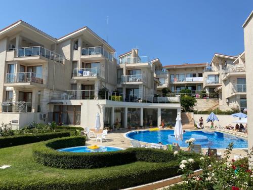 Úszómedence, Beautiful Sun Village with sea view in Byala
