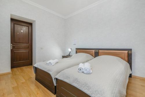 2 twin beds