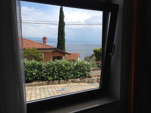 One-Bedroom Apartment with Sea View image 8