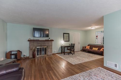 Quiet Comfy 2 BR Home In South Bend, Minutes From Notre Dame! Pet Friendly! home