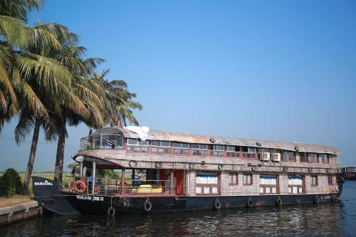 Friends Cruise, Nightstay Houseboat-VACCINATED STAFF