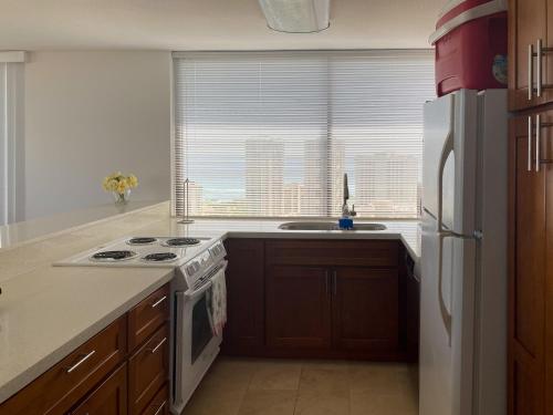 Hawaiian Monarch - Penthouse - Pool & Gym condo - image 7