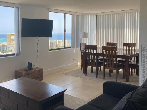 Hawaiian Monarch - Penthouse - Pool & Gym condo - image 6