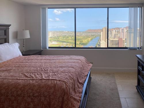Hawaiian Monarch - Penthouse - Pool & Gym condo - image 8