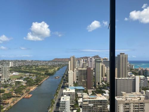 Hawaiian Monarch - Penthouse - Pool & Gym condo - image 11