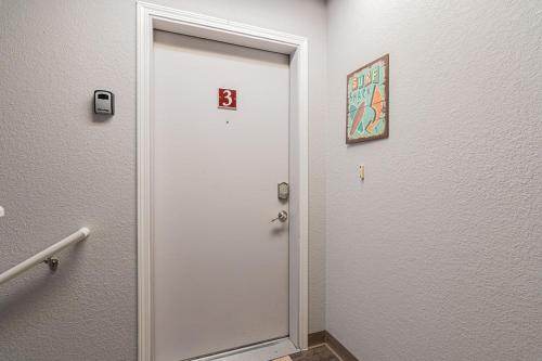 Recently Renovated 2nd Floor Unit with Balcony BBQ Grill & Access to Community Pool! condo - image 14