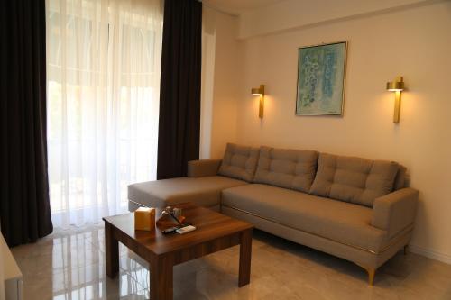 IN SUIT LUXURY