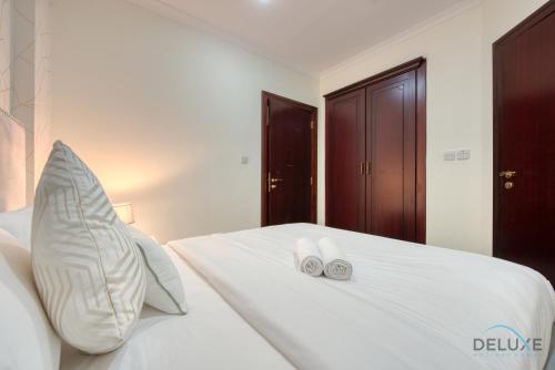 Prestigious 6BR Villa in Frond O Palm Jumeirah by Deluxe Holiday Home