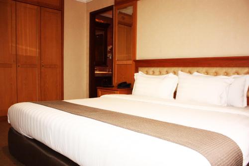 Travellers Suites Serviced Apartments Room Type - Honeymoon Suite