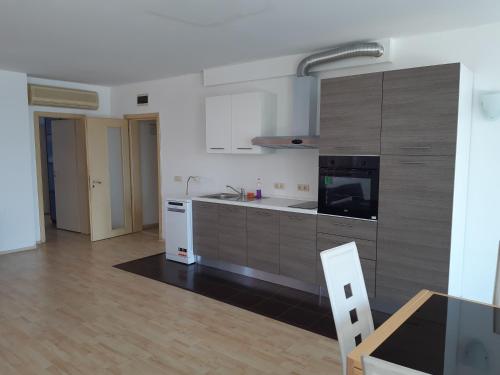 Hotel Romance - main image