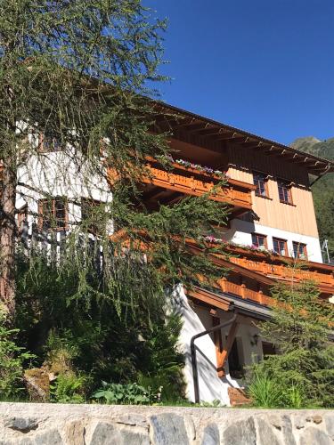  Haus am Steinbockzentrum, Pension in Sankt Leonhard im Pitztal