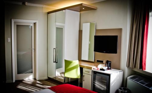 SunSquare Cape Town Gardens Set in a prime location of Cape Town, Sunsquare Cape Town puts everything the city has to offer just outside your doorstep. Both business travelers and tourists can enjoy the hotels facilities and se