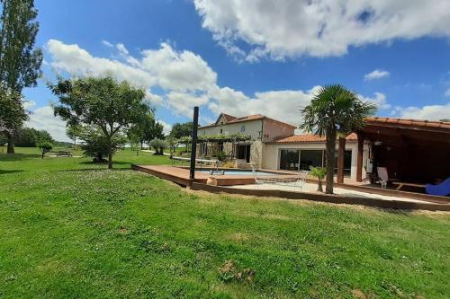 Maison campagne prestation luxe 8 personnes piscine gîte à louer Pergain-Taillac