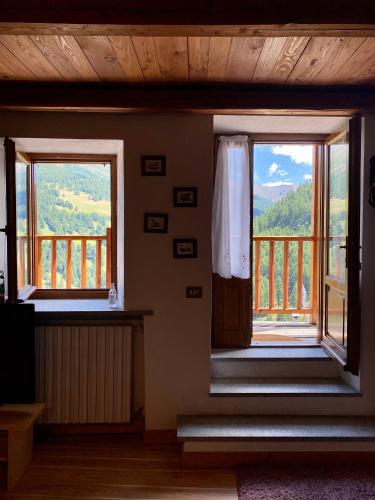 Apartment with Mountain View