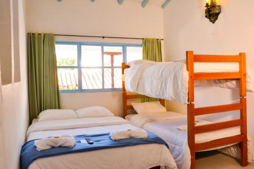 1 double bed, 1 bunk bed