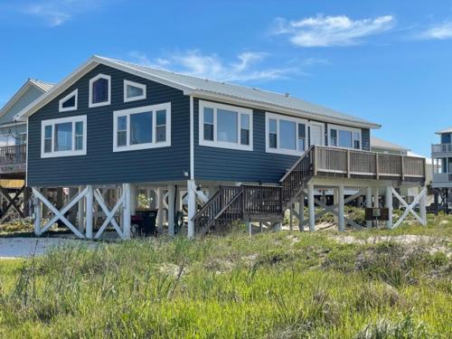 Dog Friendly Cottage just steps to beach / Outdoor living & dining room / Tons of Amenities / Book N