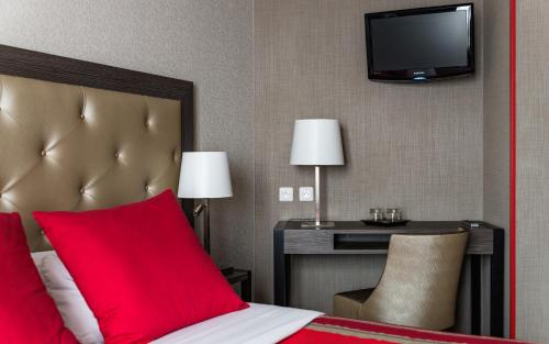 Eiffel Kennedy - image 5