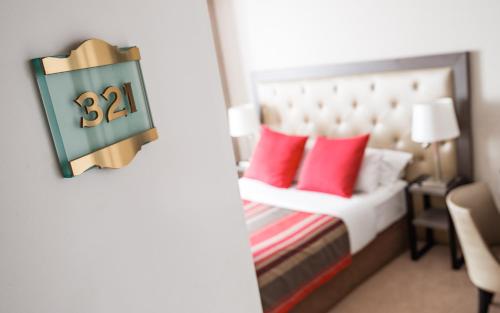 Eiffel Kennedy - image 4