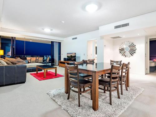 Stunning and Spacious Apartment with Ocean views Sierra Grand Broadbeach