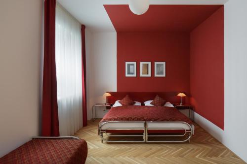 1 queen bed, 1 twin bed