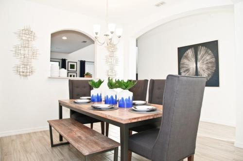 Gorgeous 6 Bed Home Private Pool Spa Game Room villa - image 2