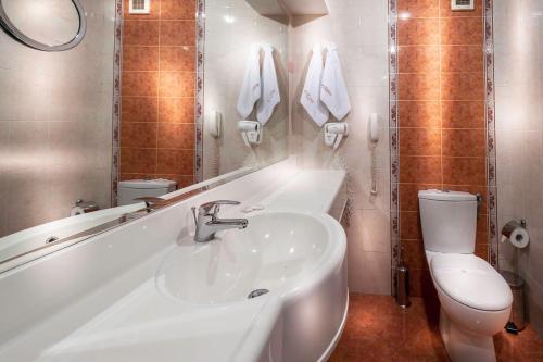Yantra Grand Hotel - image 5