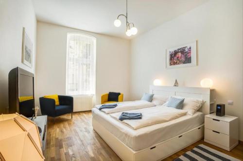 1 king bed, 1 sofa bed