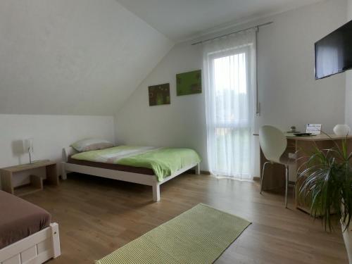 Moderne Ferienwohnung in Durmersheim 2 Zi, Nahe Rhein und Messe KA 3.7km von Elchesheim-Illingen entfernt