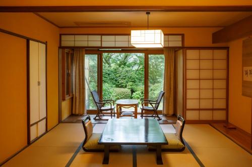 ฮาโกเนะ โควะคิเอ็น มิกะวายะ เรียวกัง (Hakone Kowakien Mikawaya Ryokan) near น้ำตกเซนโจ