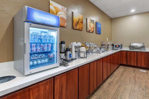 Comfort Inn City of Natural Lakes - image 6