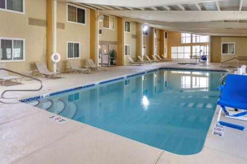 Comfort Inn City of Natural Lakes - image 11