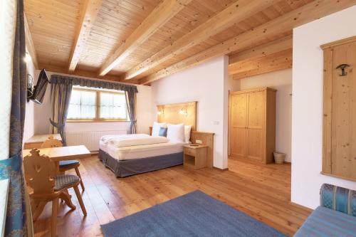 1 queen bed, 1 sofa bed